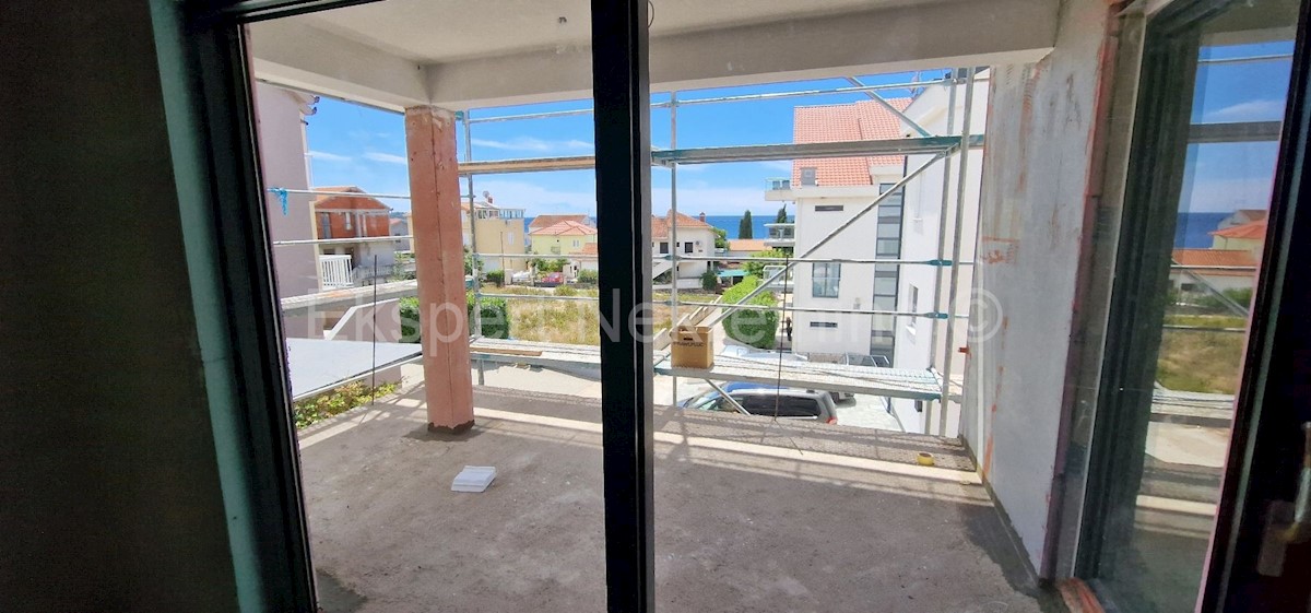 Rogoznica, palazzina di 449 m2, con 3 appartamenti di 124 m2, piscina, Novograd.