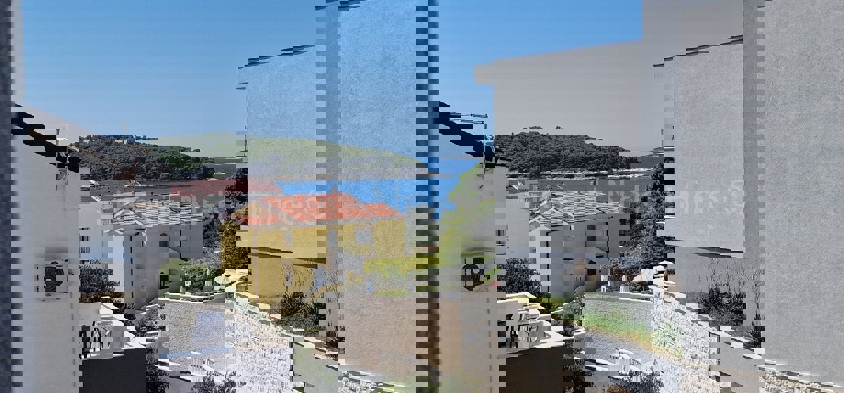 Rogoznica, palazzina di 449 m2, con 3 appartamenti di 124 m2, piscina, Novograd.