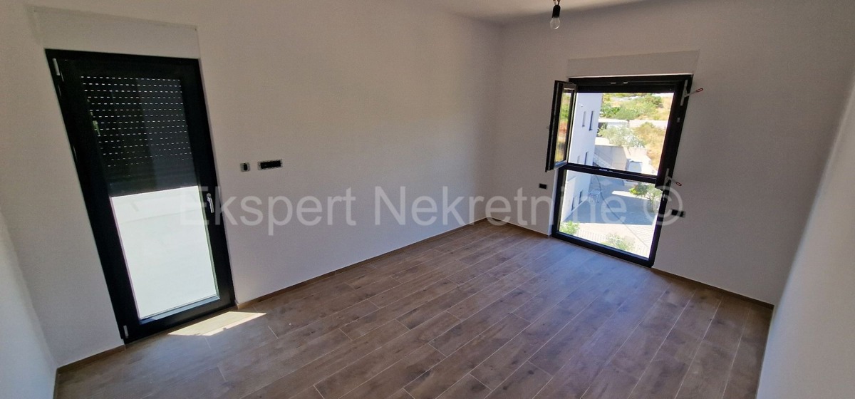 Rogoznica, palazzina di 449 m2, con 3 appartamenti di 124 m2, piscina, Novograd.