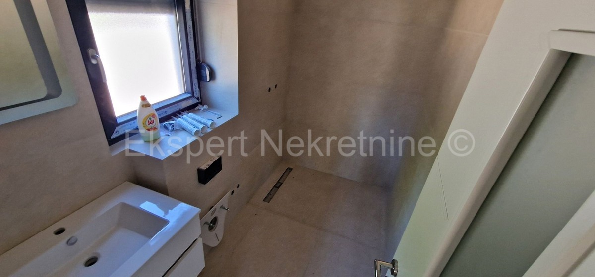 Rogoznica, palazzina di 449 m2, con 3 appartamenti di 124 m2, piscina, Novograd.