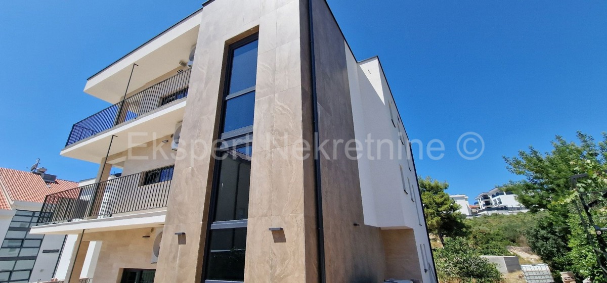 Rogoznica, palazzina di 449 m2, con 3 appartamenti di 124 m2, piscina, Novograd.