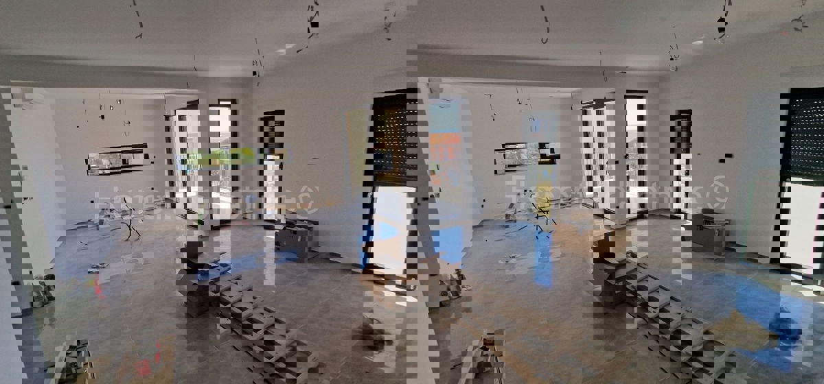 Rogoznica, palazzina di 449 m2, con 3 appartamenti di 124 m2, piscina, Novograd.