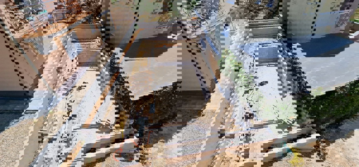 Rogoznica, palazzina di 449 m2, con 3 appartamenti di 124 m2, piscina, Novograd.