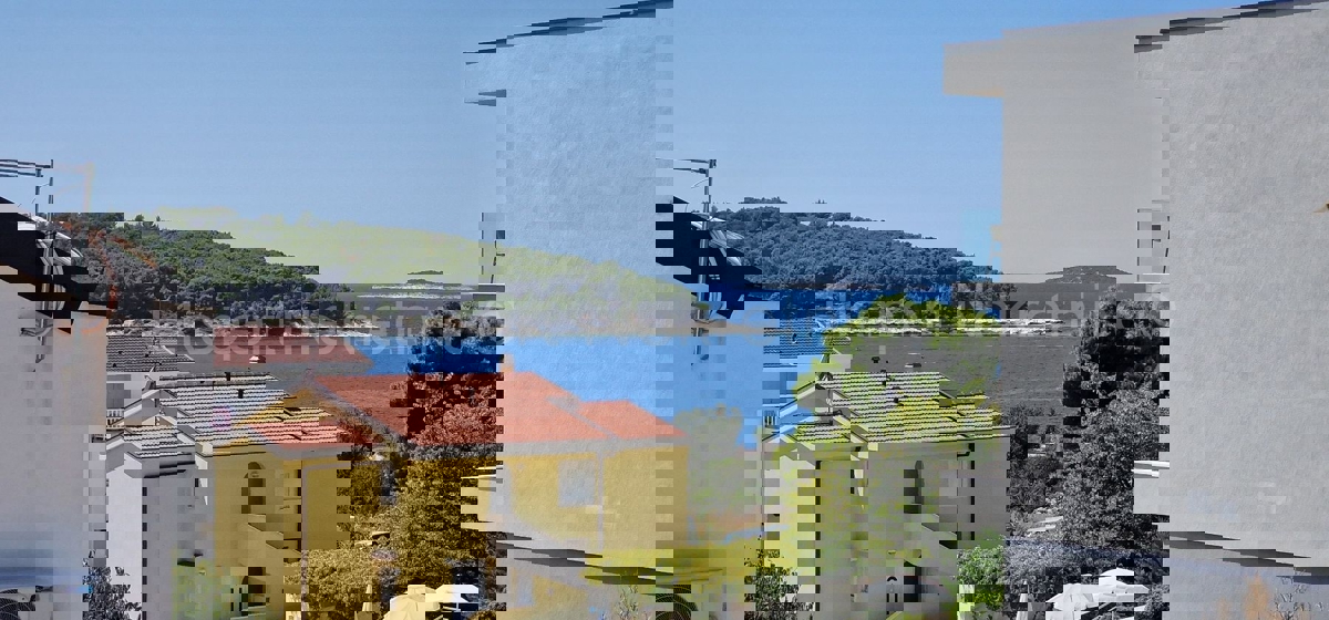 Rogoznica, palazzina di 449 m2, con 3 appartamenti di 124 m2, piscina, Novograd.