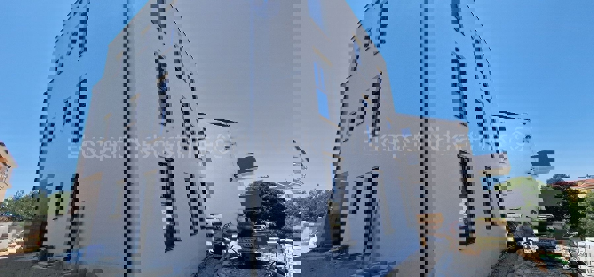 Rogoznica, palazzina di 449 m2, con 3 appartamenti di 124 m2, piscina, Novograd.