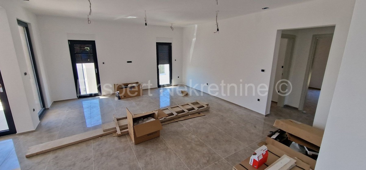 Rogoznica, palazzina di 449 m2, con 3 appartamenti di 124 m2, piscina, Novograd.