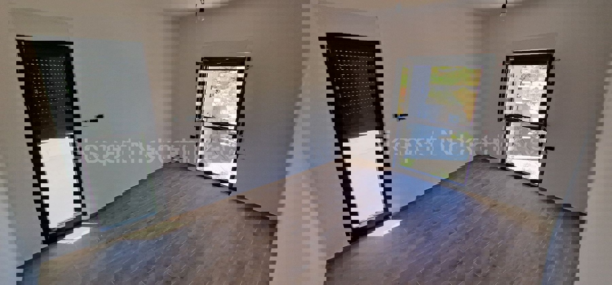 Rogoznica, palazzina di 449 m2, con 3 appartamenti di 124 m2, piscina, Novograd.