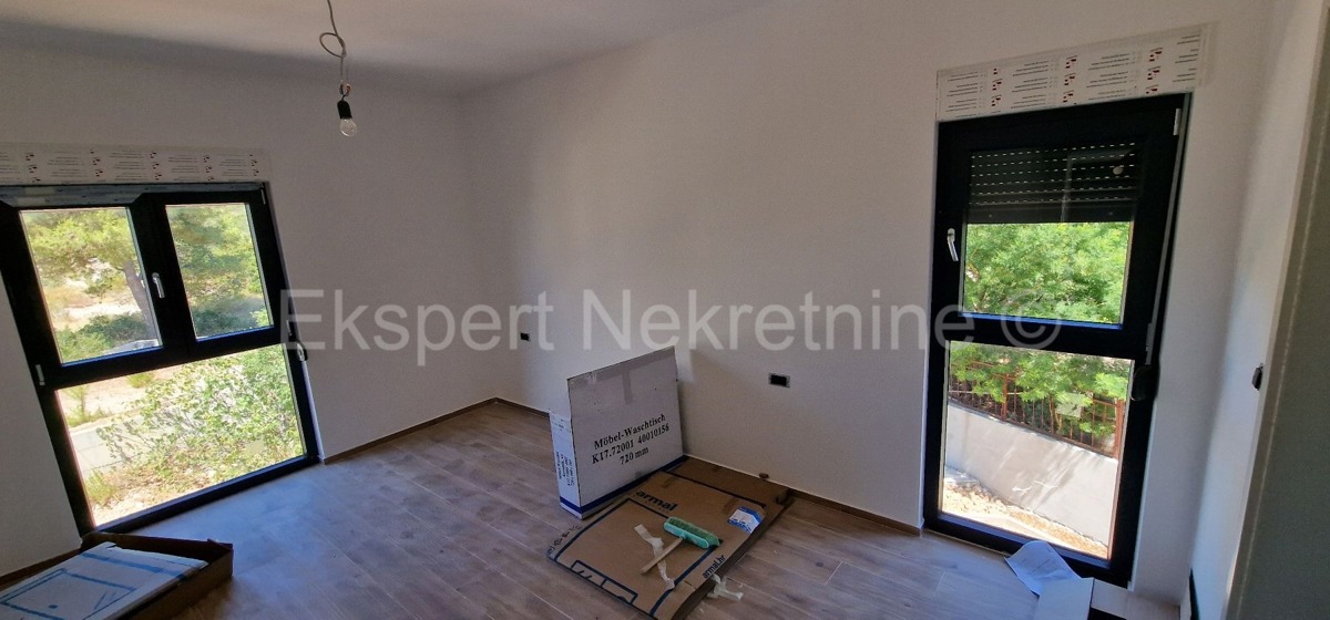 Rogoznica, palazzina di 449 m2, con 3 appartamenti di 124 m2, piscina, Novograd.