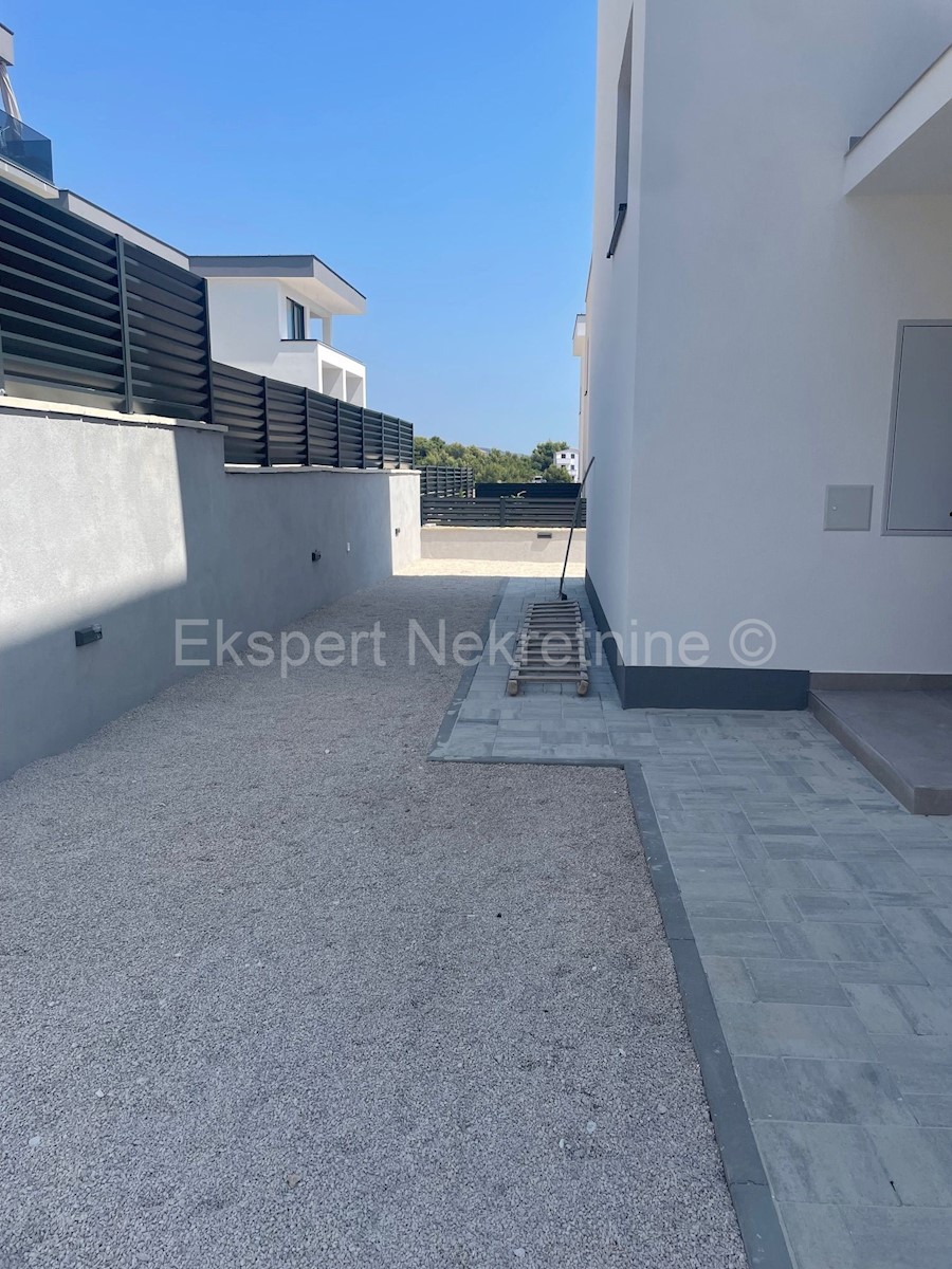 Rogoznica, appartamento trilocale 105m2 con due posti auto e giardino, vista mare