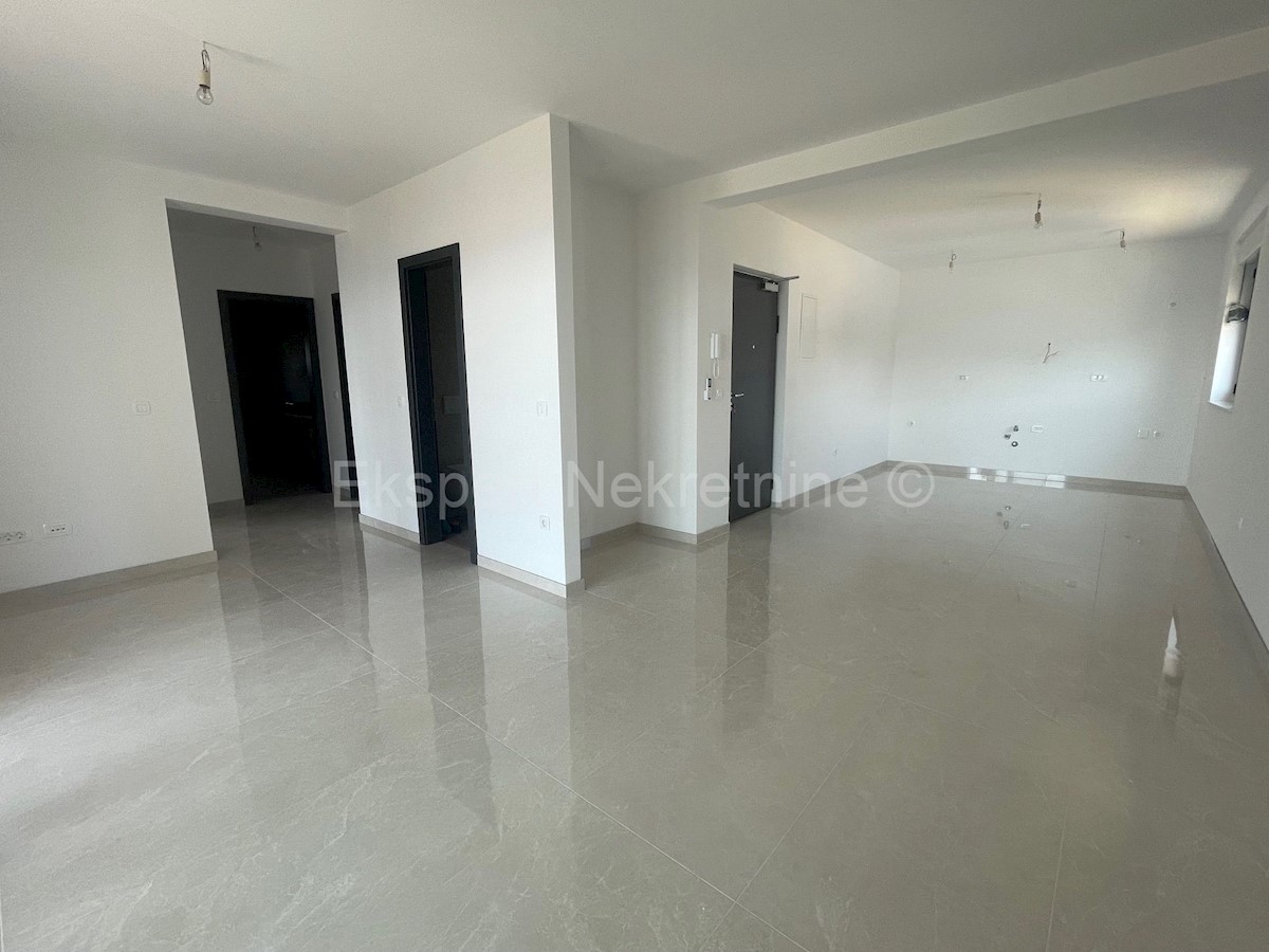 Rogoznica, appartamento trilocale 105m2 con due posti auto e giardino, vista mare