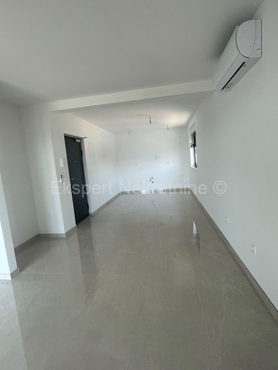 Rogoznica, appartamento trilocale 105m2 con due posti auto e giardino, vista mare