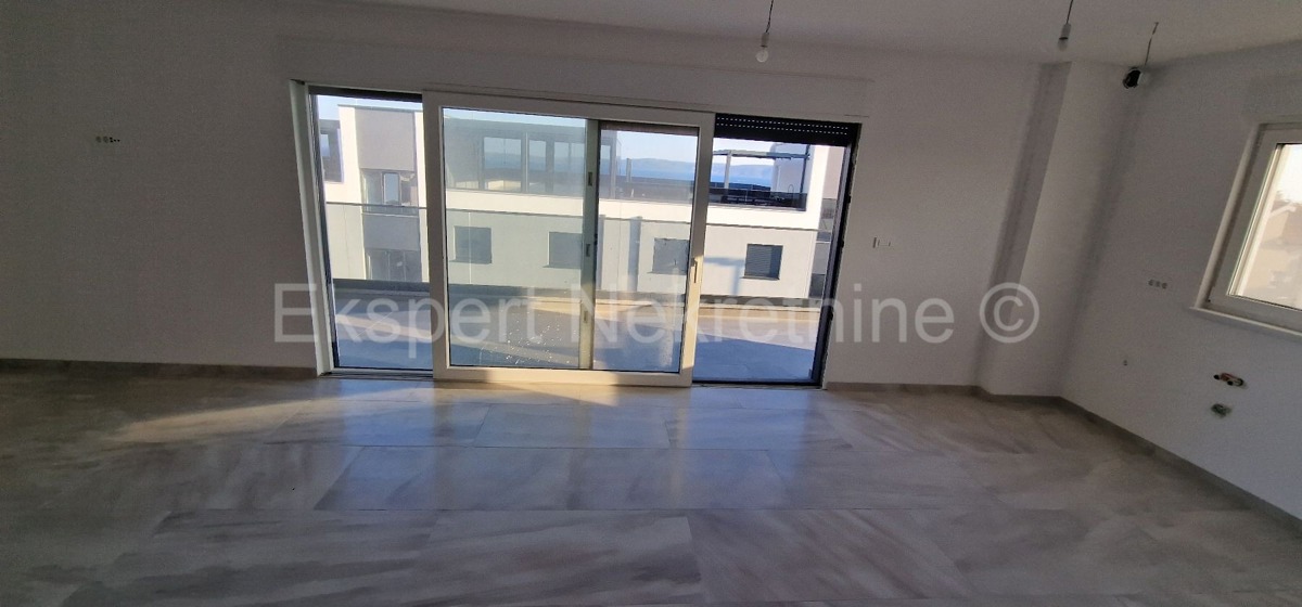 Čiovo, Okrug Gornji, bilocale 73 m2 + terrazza sul tetto 74 m2, nuova costruzione