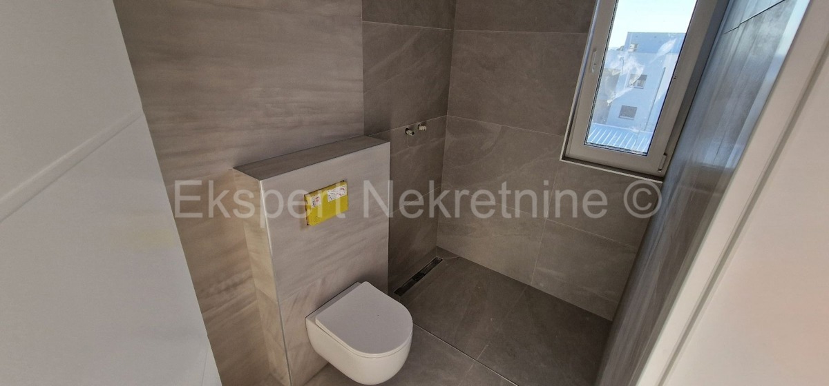 Čiovo, Okrug Gornji, bilocale 73 m2 + terrazza sul tetto 74 m2, nuova costruzione