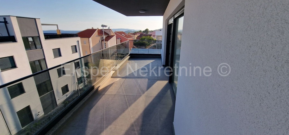 Čiovo, Okrug Gornji, bilocale 73 m2 + terrazza sul tetto 74 m2, nuova costruzione