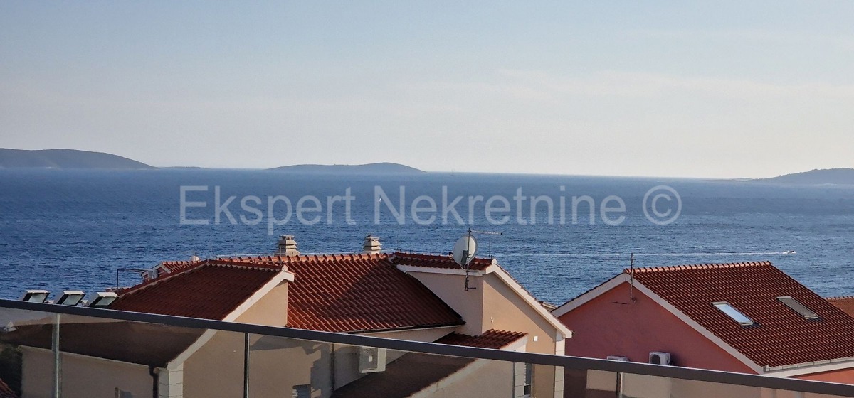 Čiovo, Okrug Gornji, bilocale 73 m2 + terrazza sul tetto 74 m2, nuova costruzione