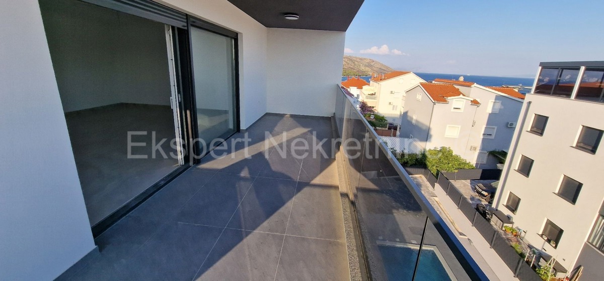 Čiovo, Okrug Gornji, bilocale 73 m2 + terrazza sul tetto 74 m2, nuova costruzione