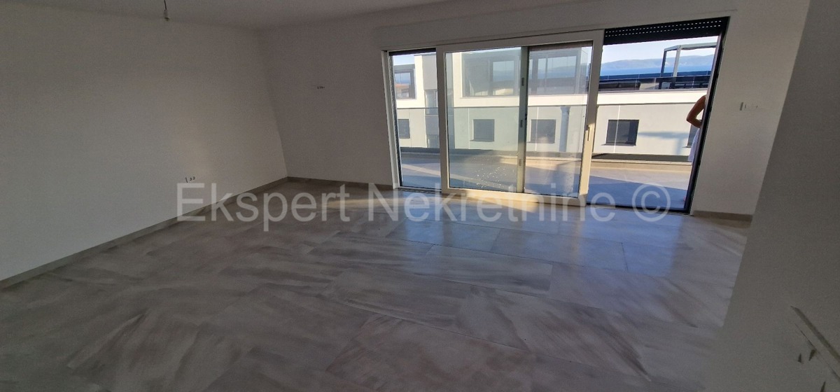 Čiovo, Okrug Gornji, bilocale 73 m2 + terrazza sul tetto 74 m2, nuova costruzione