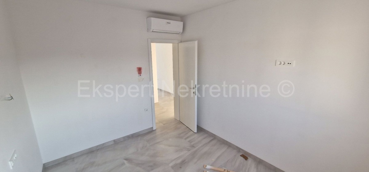 Čiovo, Okrug Gornji, bilocale 73 m2 + terrazza sul tetto 74 m2, nuova costruzione