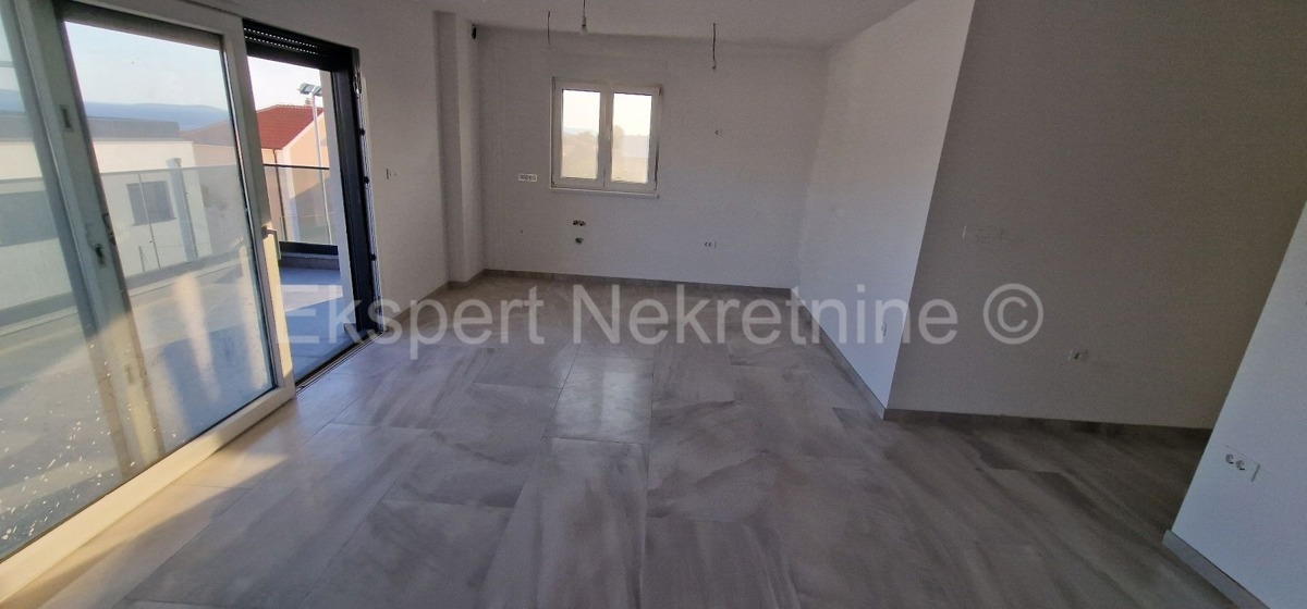 Čiovo, Okrug Gornji, bilocale 73 m2 + terrazza sul tetto 74 m2, nuova costruzione