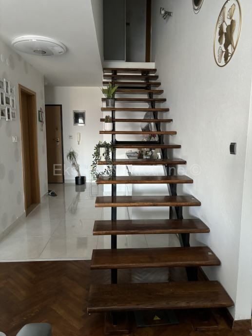 Solin-Okolica, Kučine, appartamento con 4 camere da letto 108m2 con garage 16m2, vista mare