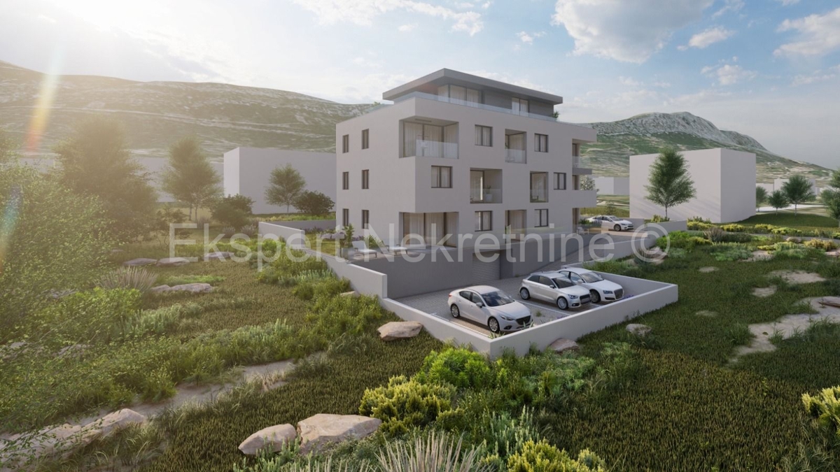 K. Lukšić, attico quadrilocale 135 m2 con terrazza sul tetto, 600 m dal mare