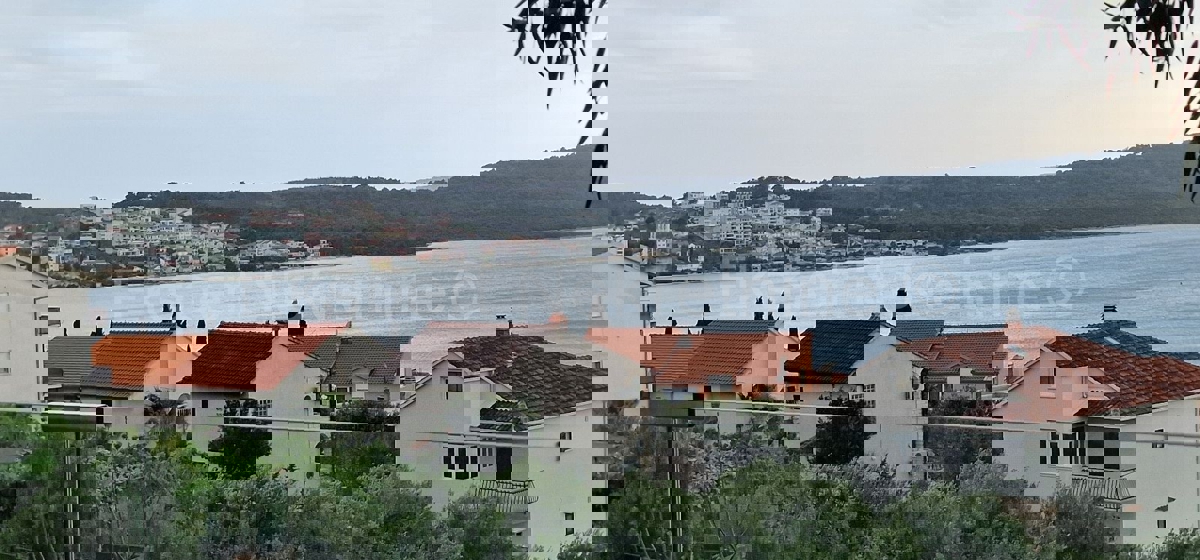 Čiovo, Okrug G., above the beach, 2-bedroom apartment 60 m2, sea view,