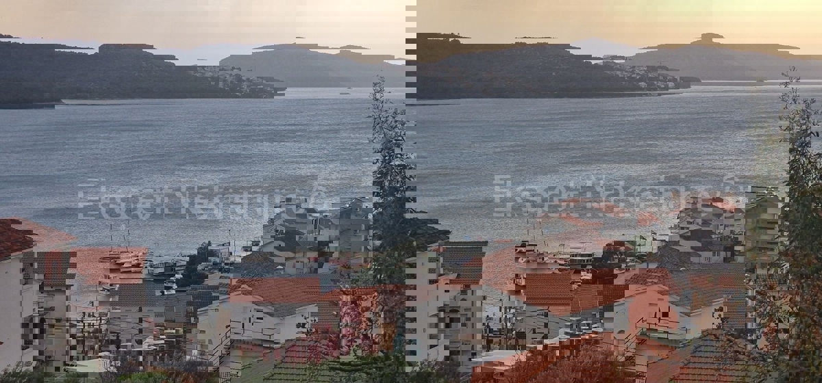 Čiovo, Okrug G., above the beach, 2-bedroom apartment 60 m2, sea view,