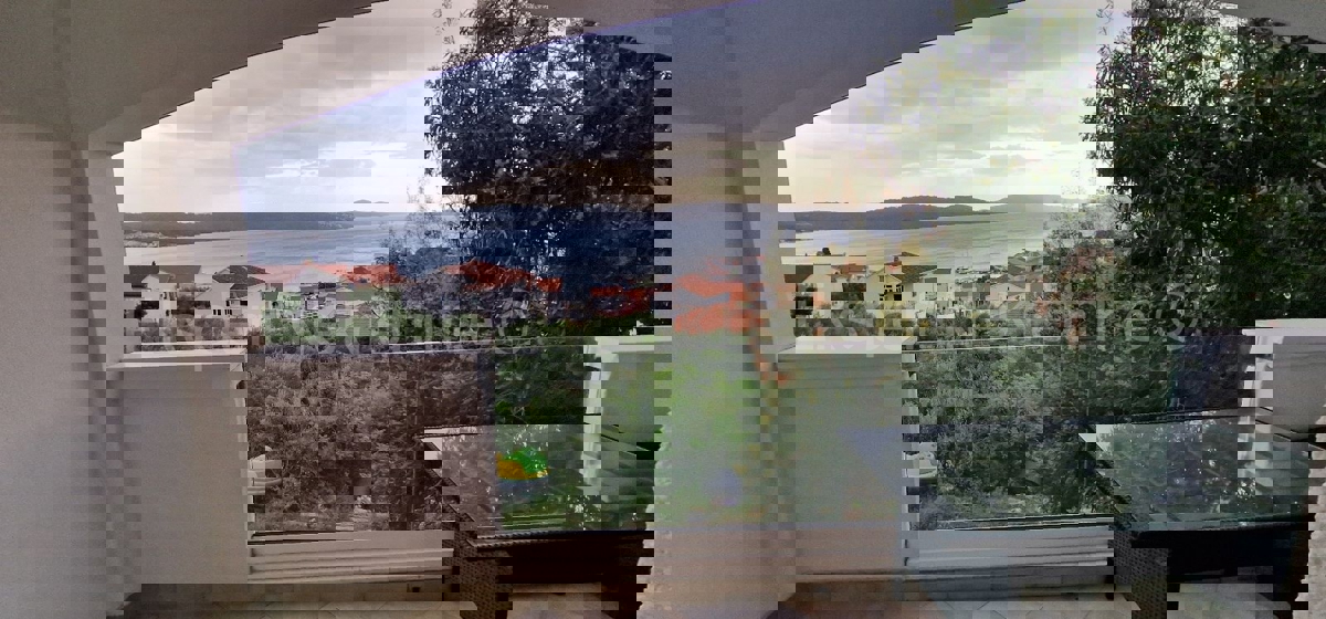 Čiovo, Okrug G., above the beach, 2-bedroom apartment 60 m2, sea view,