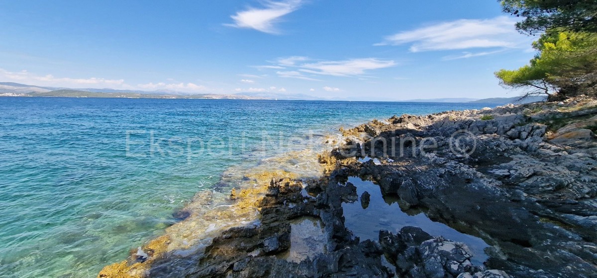 Drvenik Veli, agricultural land 1300 m2, FIRST ROW TO THE SEA!!