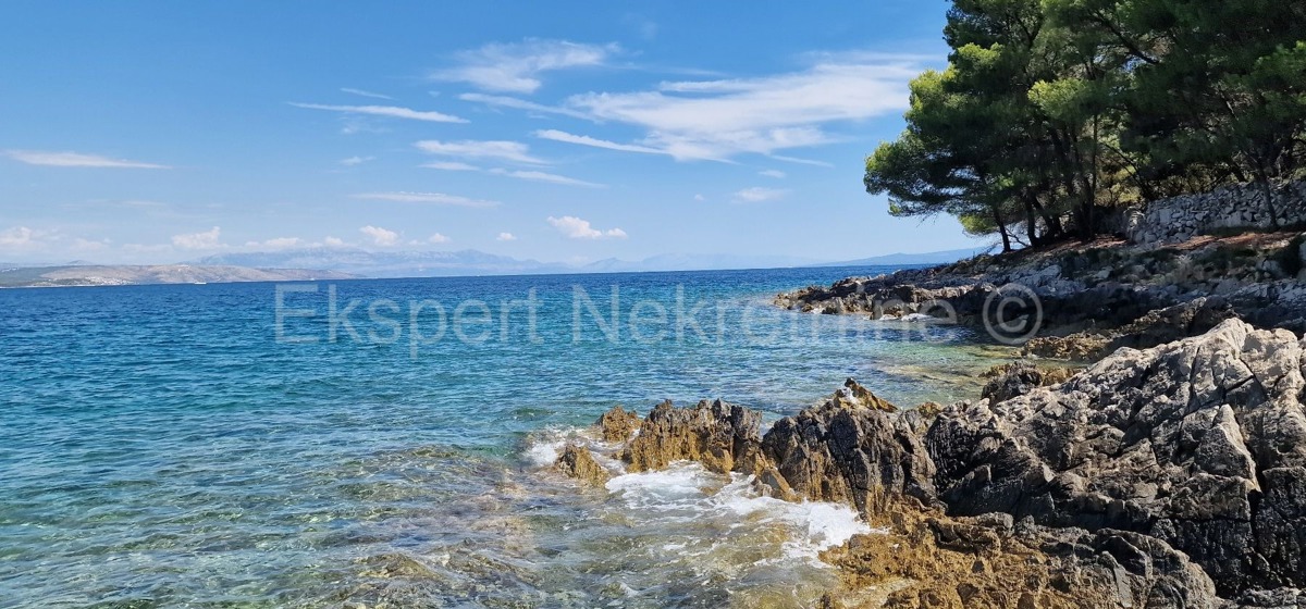 Drvenik Veli, agricultural land 1300 m2, FIRST ROW TO THE SEA!!