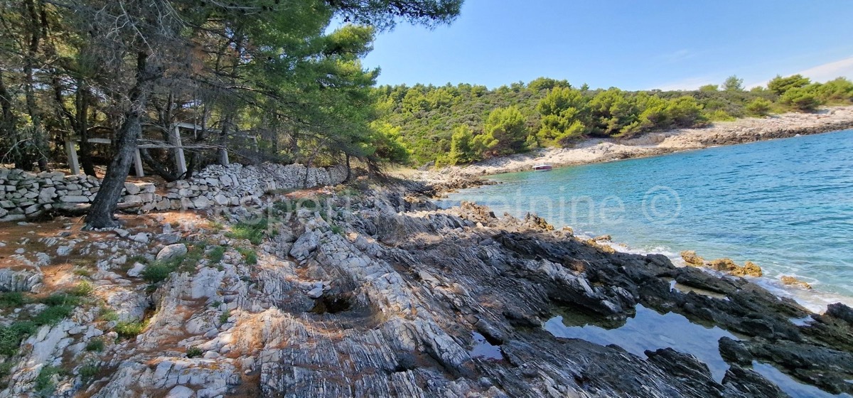 Drvenik Veli, agricultural land 1300 m2, FIRST ROW TO THE SEA!!