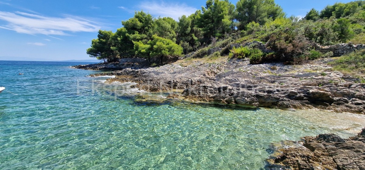 Drvenik Veli, agricultural land 1300 m2, FIRST ROW TO THE SEA!!