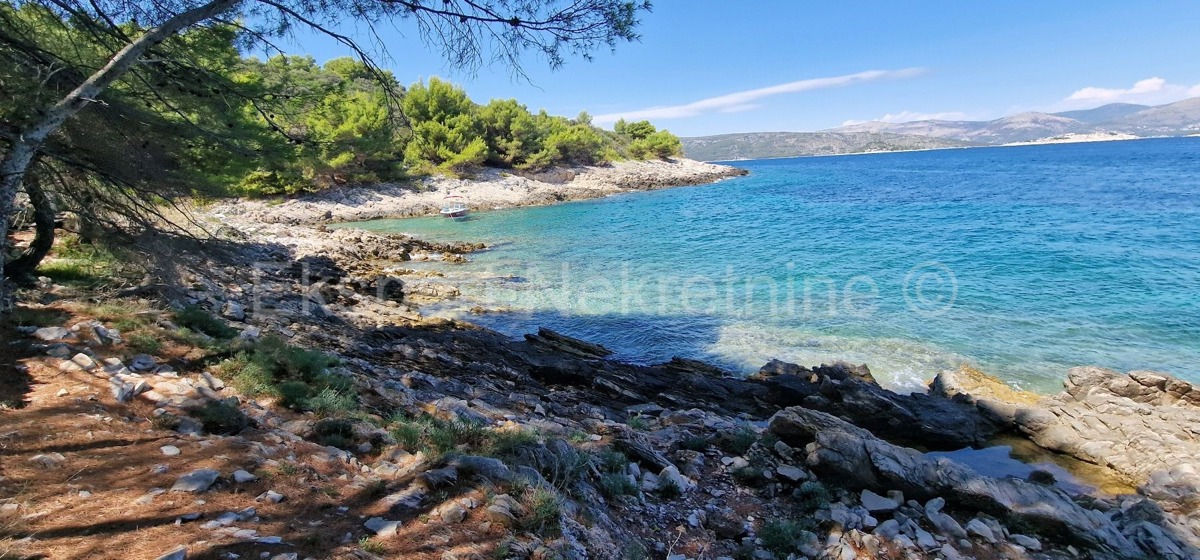 Drvenik Veli, agricultural land 1300 m2, FIRST ROW TO THE SEA!!