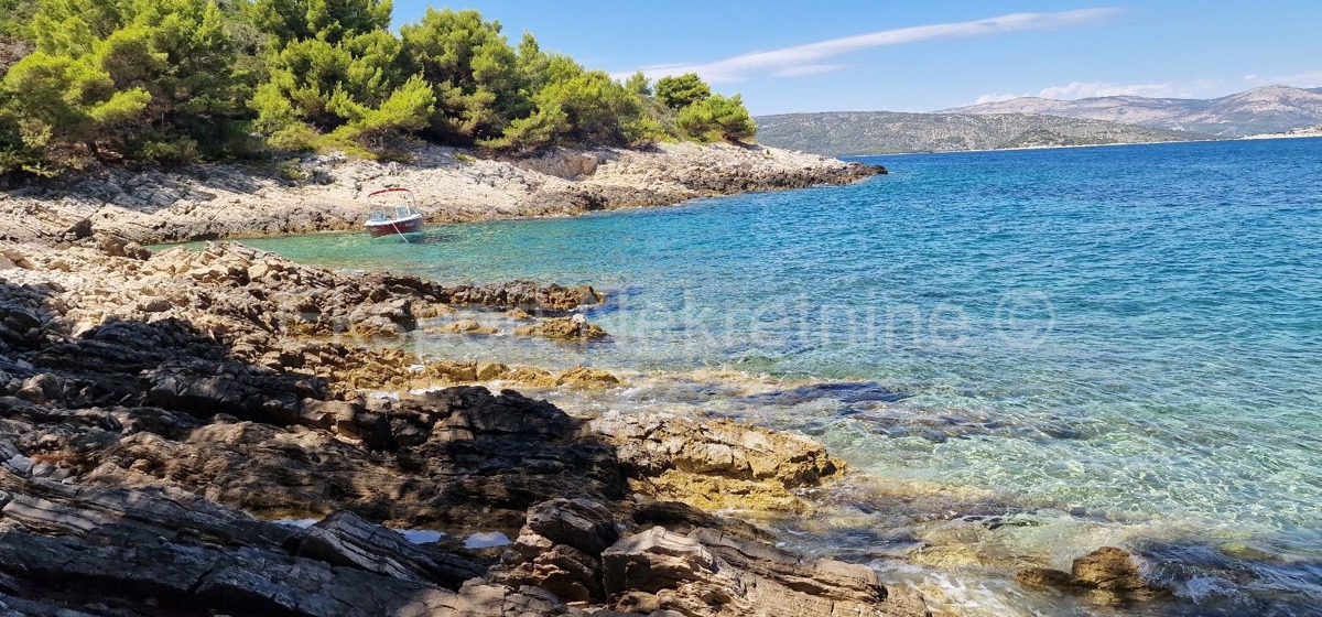 Drvenik Veli, agricultural land 1300 m2, FIRST ROW TO THE SEA!!