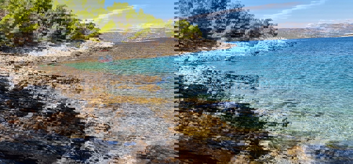 Drvenik Veli, agricultural land 1300 m2, FIRST ROW TO THE SEA!!