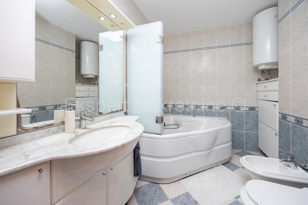 Spalato, Žnjan, appartamento con tre camere da letto 136m2 con vista mare e garage 30m2