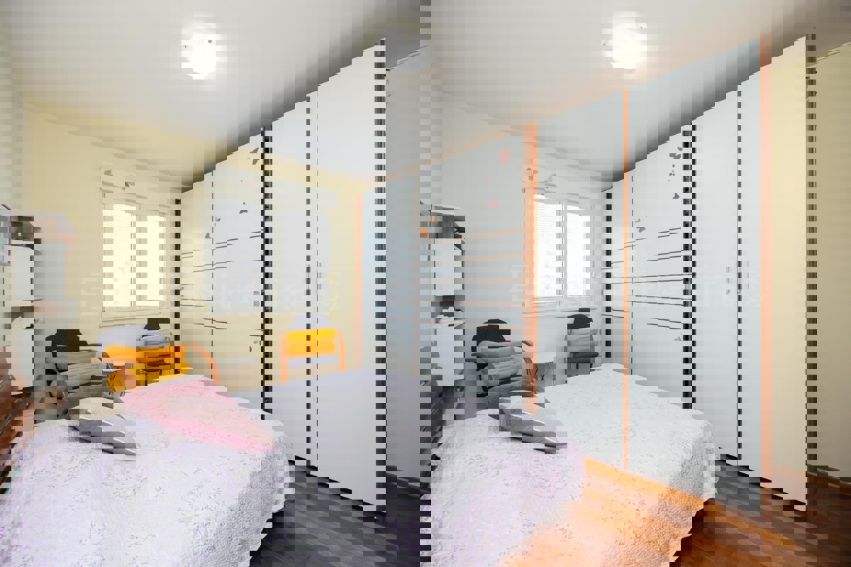 Spalato, Žnjan, appartamento con tre camere da letto 136m2 con vista mare e garage 30m2