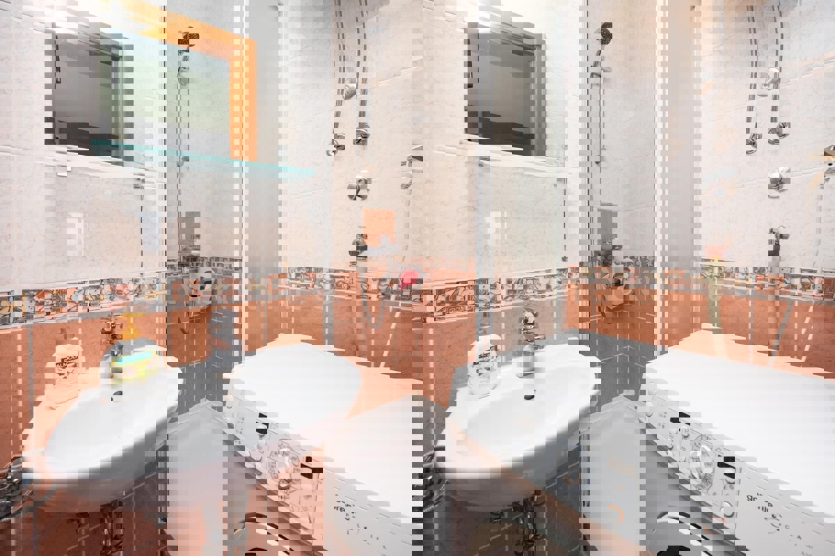 Spalato, Žnjan, appartamento con tre camere da letto 136m2 con vista mare e garage 30m2