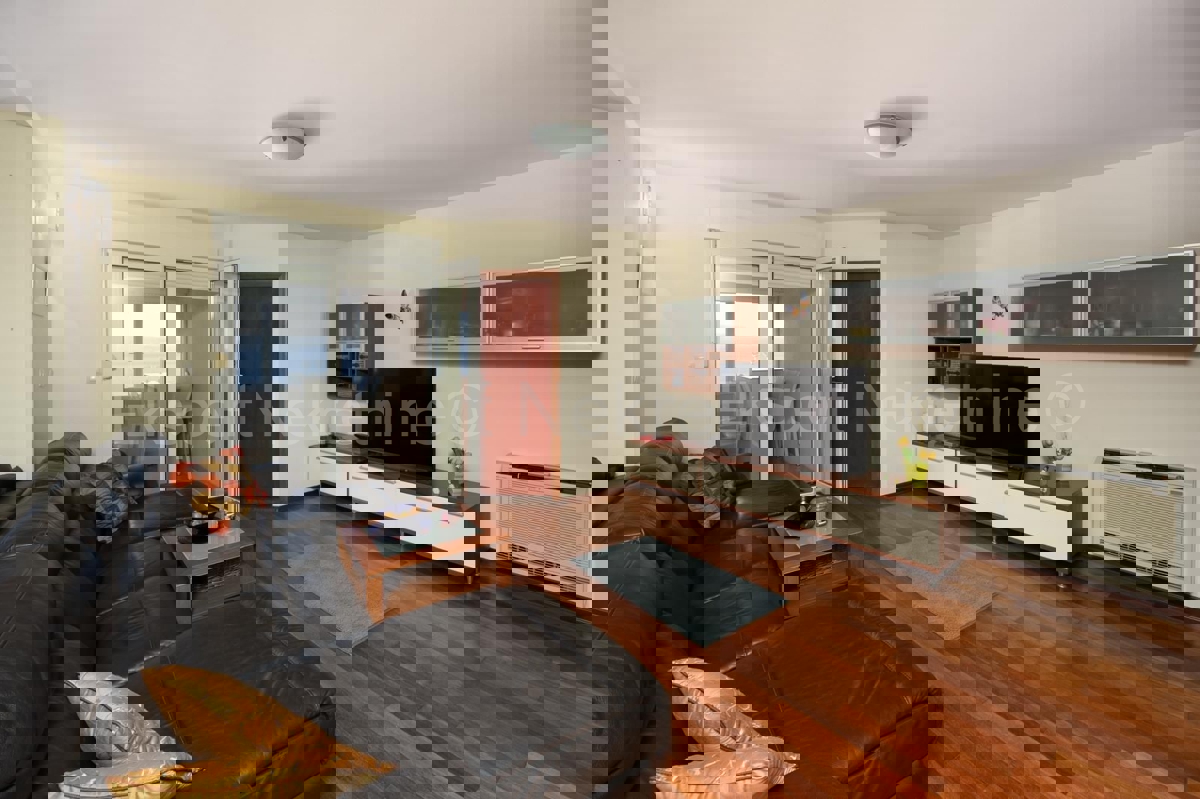 Spalato, Žnjan, appartamento con tre camere da letto 136m2 con vista mare e garage 30m2