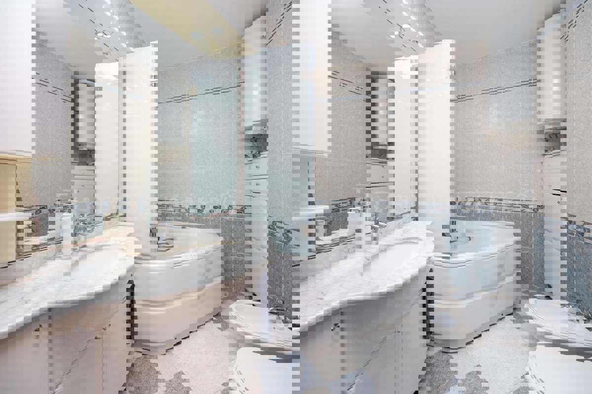 Spalato, Žnjan, appartamento con tre camere da letto 136m2 con vista mare e garage 30m2