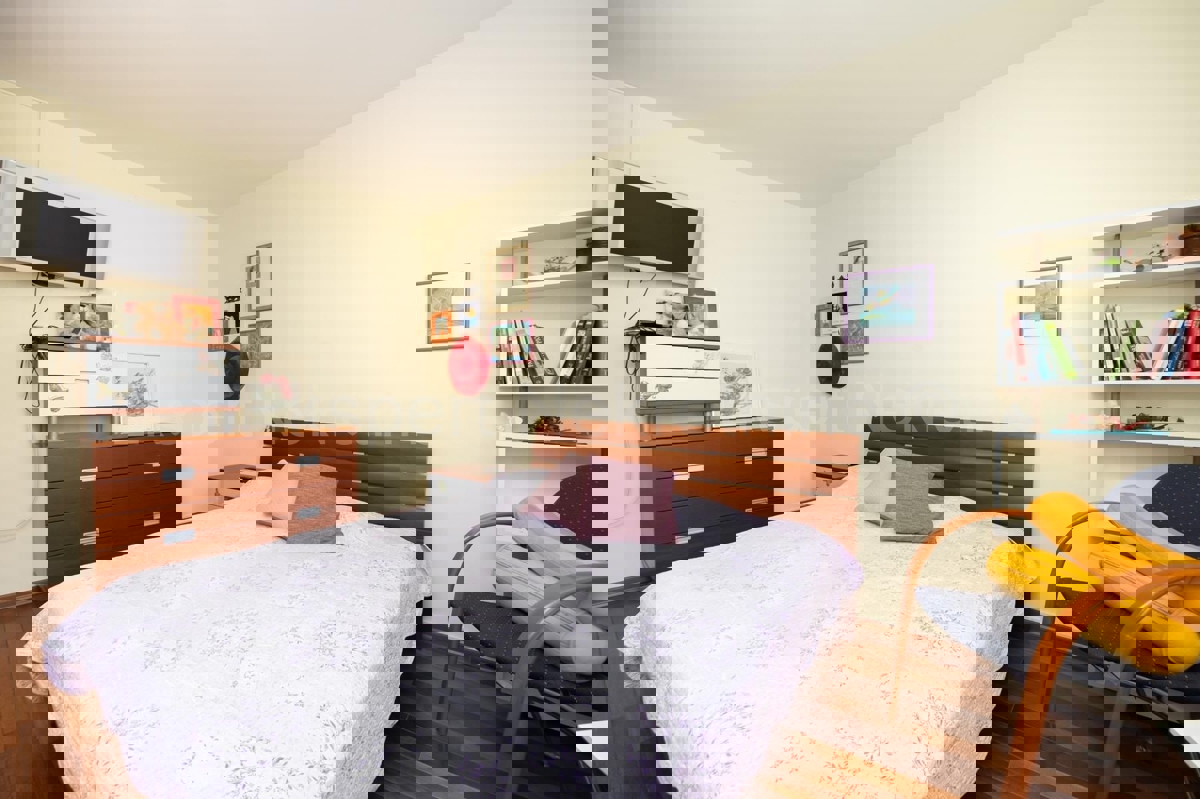 Spalato, Žnjan, appartamento con tre camere da letto 136m2 con vista mare e garage 30m2