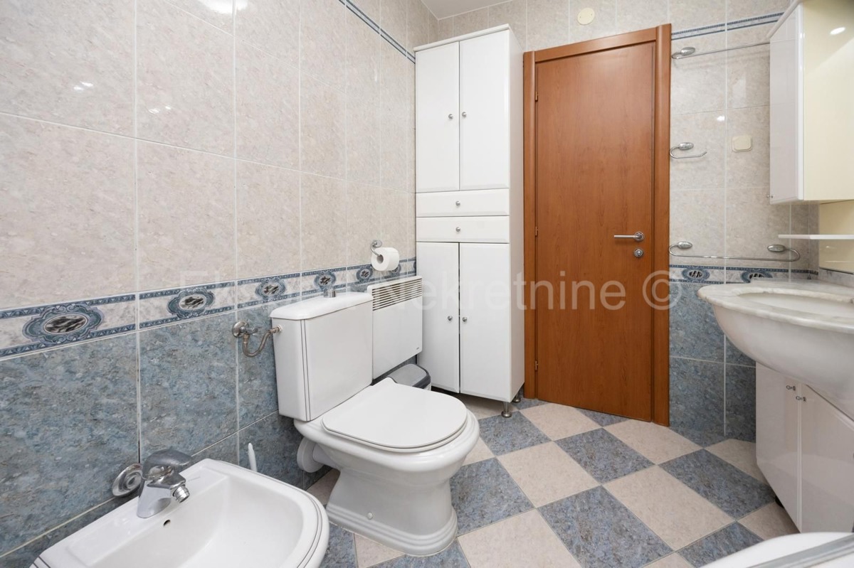 Spalato, Žnjan, appartamento con tre camere da letto 136m2 con vista mare e garage 30m2