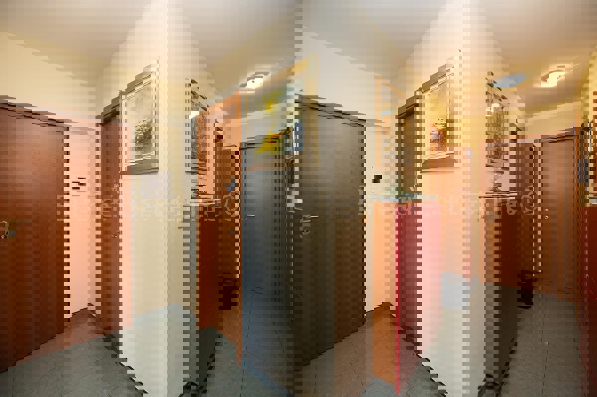 Spalato, Žnjan, appartamento con tre camere da letto 136m2 con vista mare e garage 30m2