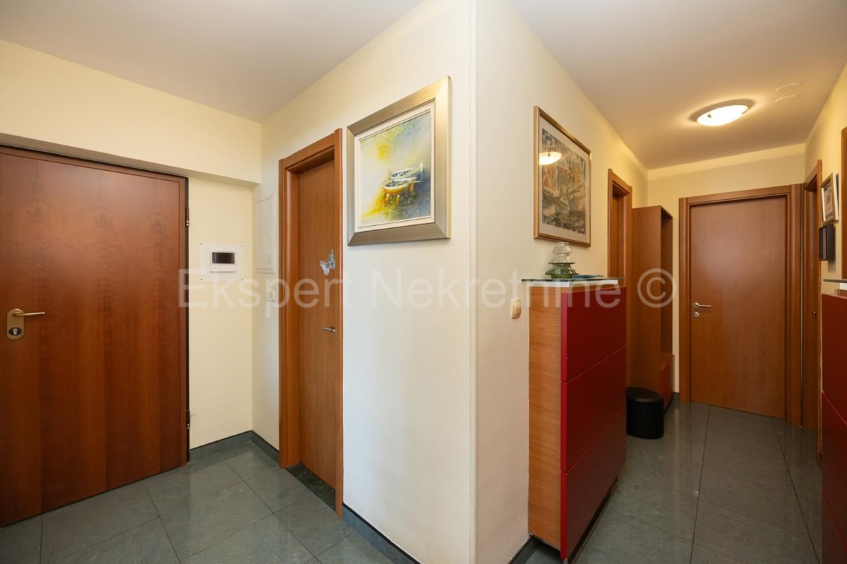 Spalato, Žnjan, appartamento con tre camere da letto 136m2 con vista mare e garage 30m2