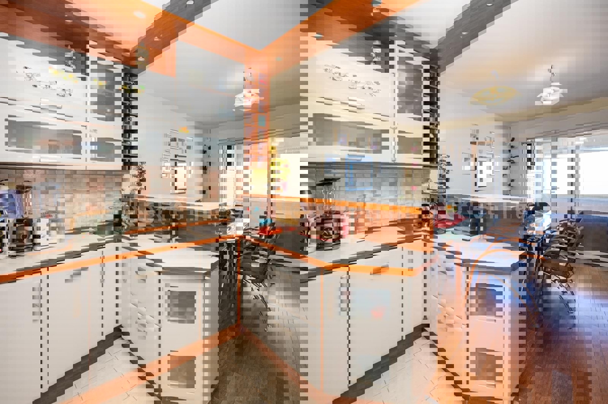 Spalato, Žnjan, appartamento con tre camere da letto 136m2 con vista mare e garage 30m2