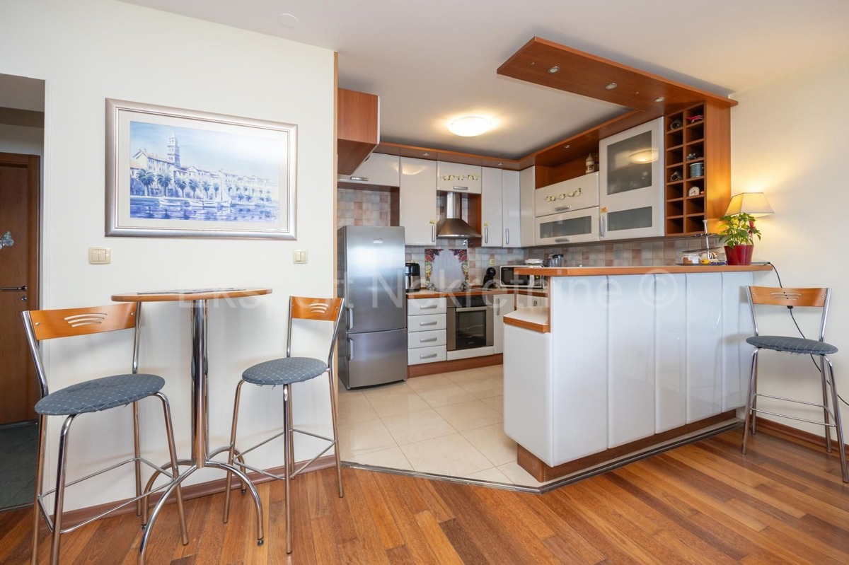 Spalato, Žnjan, appartamento con tre camere da letto 136m2 con vista mare e garage 30m2