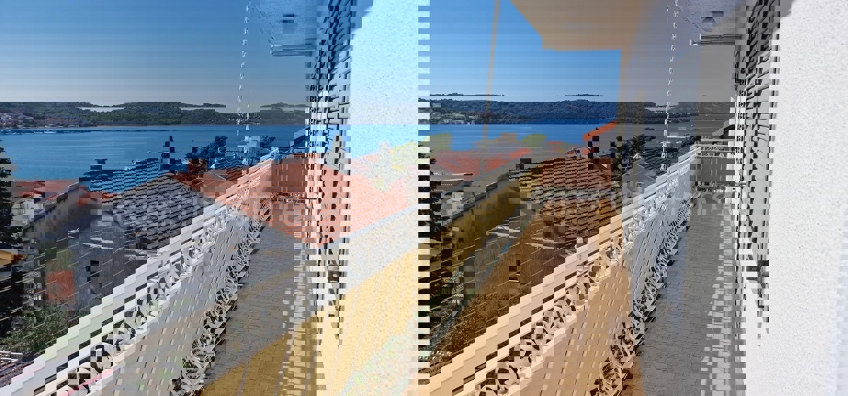 Čiovo, Okrug G. samostojna hiša 320 m2, 3 apartmaji, pogled na morje