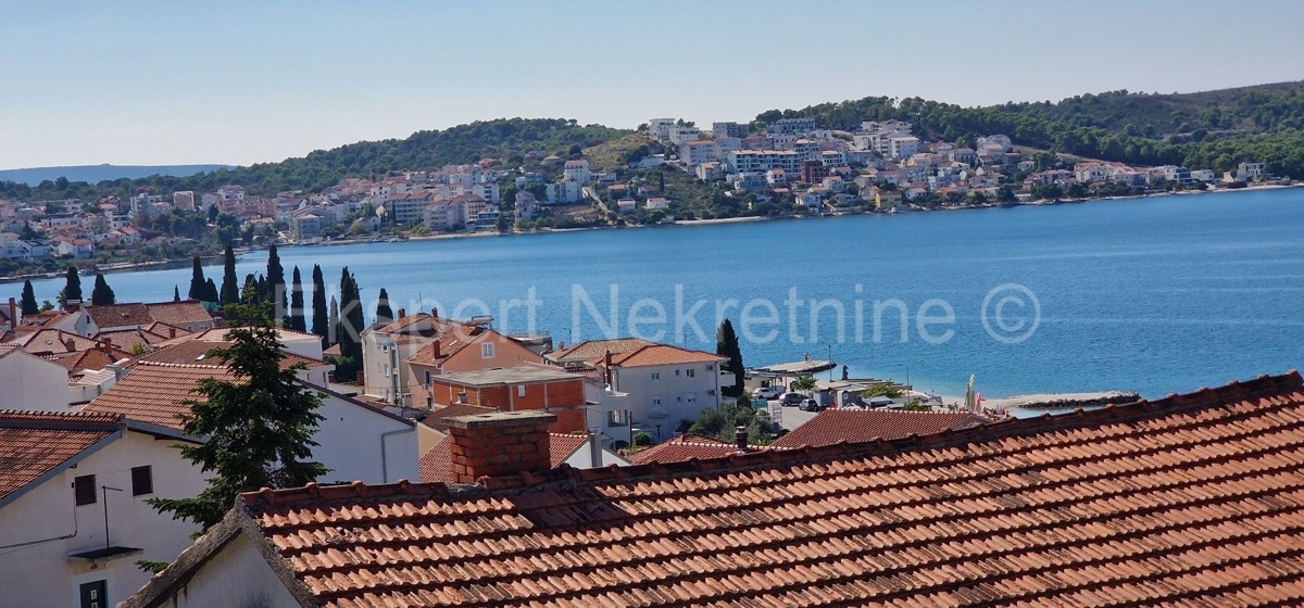 Čiovo, Okrug G. samostojna hiša 320 m2, 3 apartmaji, pogled na morje