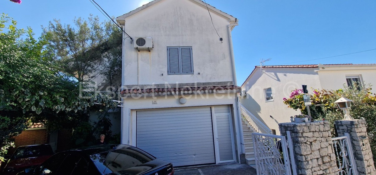 Čiovo, Okrug G. samostojna hiša 320 m2, 3 apartmaji, pogled na morje