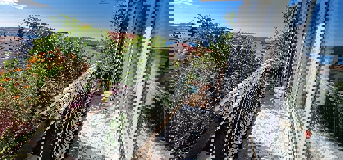 Čiovo, Okrug G. samostojna hiša 320 m2, 3 apartmaji, pogled na morje